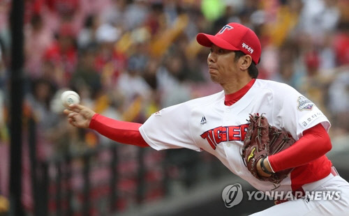 지난 5월 20일 광주-KIA 챔피언스필드에서 열린 프로야구 SK 와이번스와 KIA 타이거즈 경기. 9회초 마운드에 오른 KIA 투수 임창용이 역투하고 있다.  <연합뉴스>